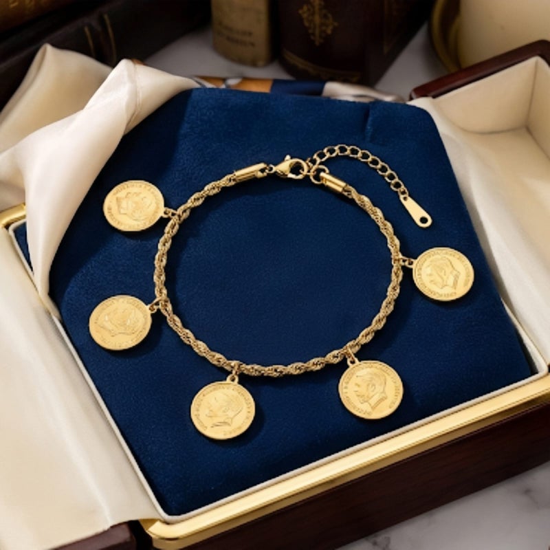 انسيال ذهبي مصنوع من الستانلس ستيل المقاوم للصدأ، يتميز بتصميم السلسلة المجدولة المزدانة بخمس عملات كلاسيكية لمظهر فخم، مع قفل قابل للتعديل ليناسبكِ. - Image 5